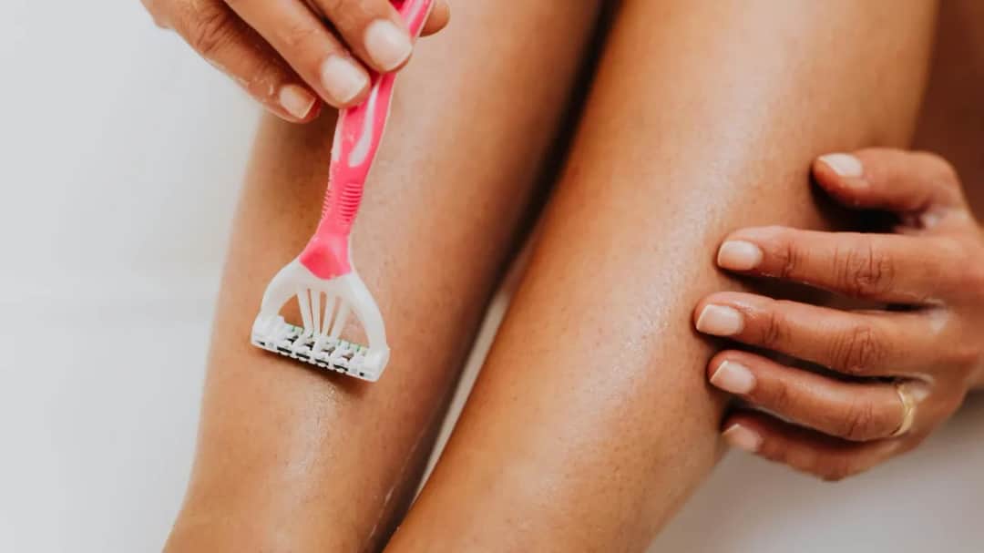 Skuteczne metody na truskawkowe nogi – pozbądź się krostek raz na zawsze