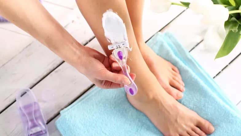 Jak poprawnie golić nogi, aby uniknąć podrażnień i zacięć