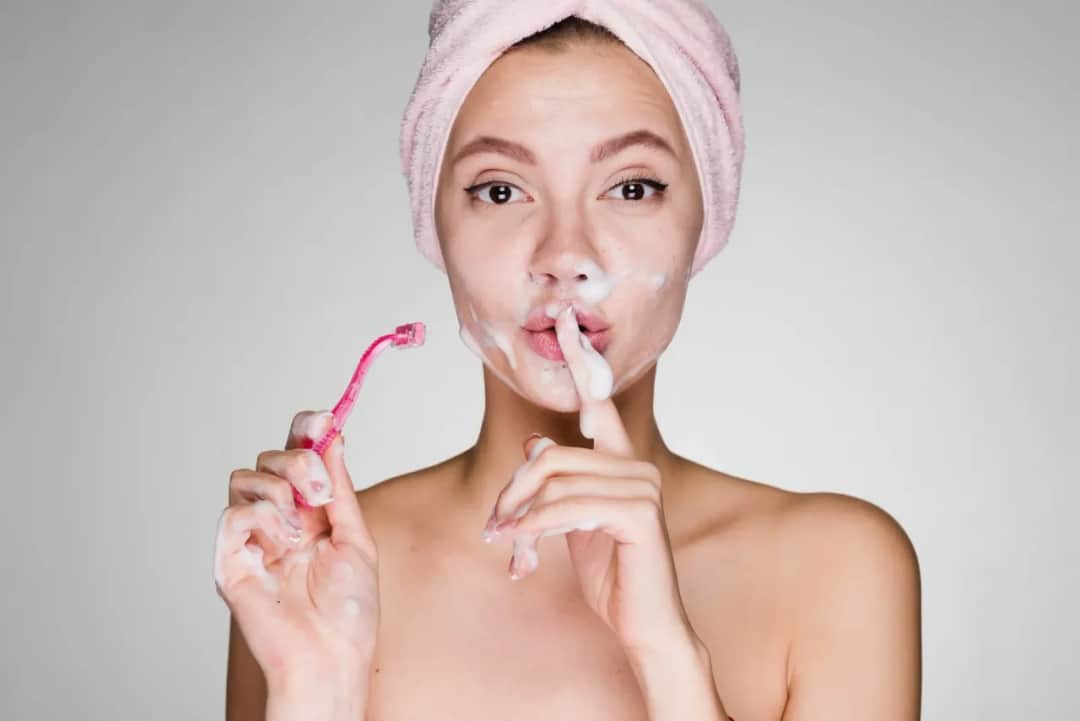 Jak golić twarz nożykiem bez podrażnień i z idealnym efektem