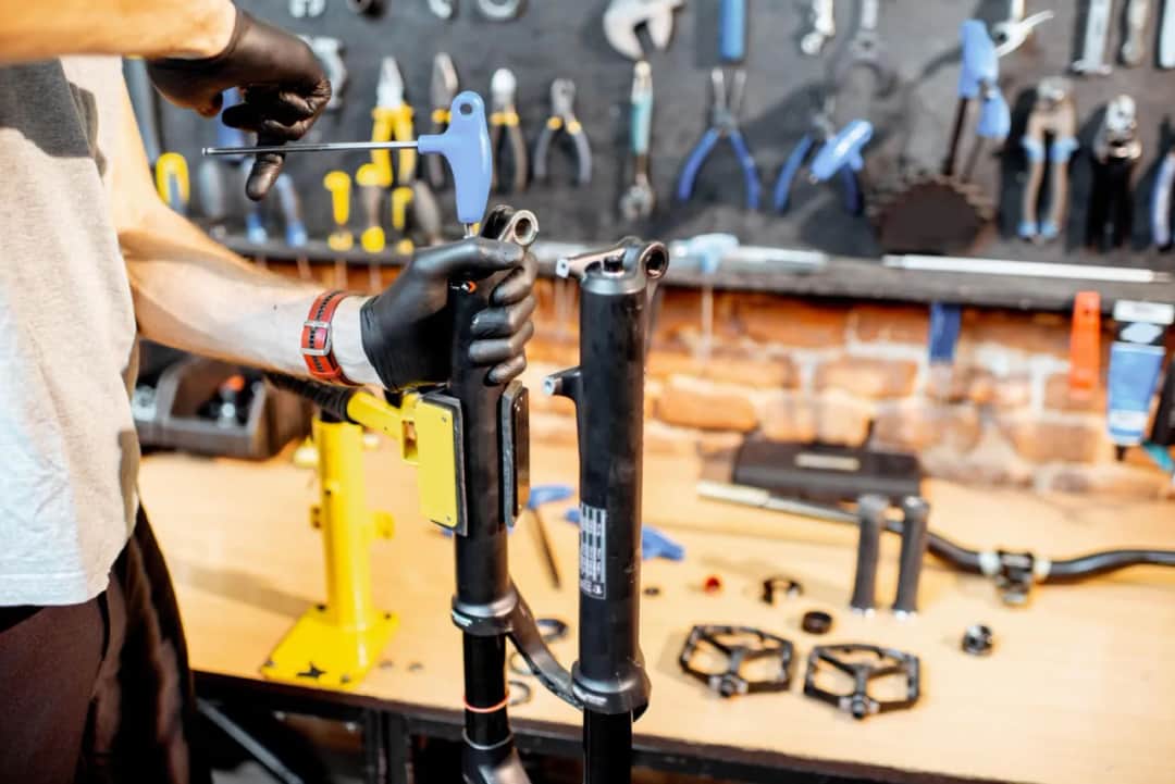 Czym smarować golenie amortyzatora, aby uniknąć kosztownych napraw?