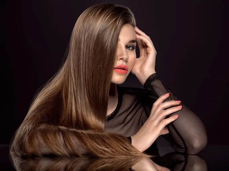 Szampon wygładzający: Jak zapanować nad puszącymi się włosami?