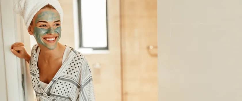 Peeling enzymatyczny co to? Poznaj jego zalety i działanie na skórę